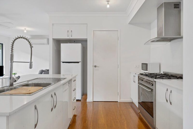 neat and stunning kitchen area -doolandella